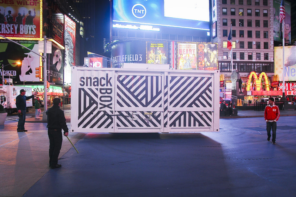 aedifica: shipping container snackbox in times square